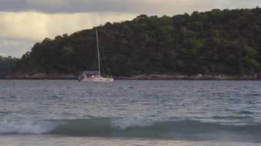 Yatlar, limanlar ve arka plandaki deniz kıyısındaki dağlar. İnanılmaz yaz tatili plaj geçmişi. Doğa geçmişi. Mavi dağlarda deniz yatları inanılmaz. Doğa mavi gökyüzü, deniz manzarası