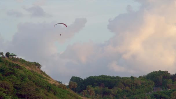 Parapente Eleva Paracaídas Sobre Las Verdes Montañas Distancia Hay Una — Vídeo de stock