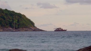 Yatlar, limanlar ve arka plandaki deniz kıyısındaki dağlar. İnanılmaz yaz tatili plaj geçmişi. Doğa geçmişi. Yeşil dağlarla deniz yatları inanılmaz. Doğa mavi gökyüzü, deniz manzarası