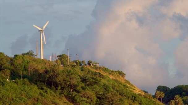 Yalnız Bir Rüzgar Jeneratörü Ağaçların Arasında Bir Dağda Duruyor Mavi — Stok video
