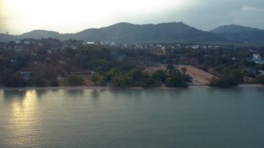 Phuket üzerinde hava aracı manzaralı uçuş. Tayland, Phuket, Rawai. Plaj, adalar ve yukarıdan binalar.