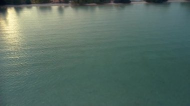 Phuket üzerinde hava aracı manzaralı uçuş. Tayland, Phuket, Rawai. Plaj, adalar ve yukarıdan binalar.