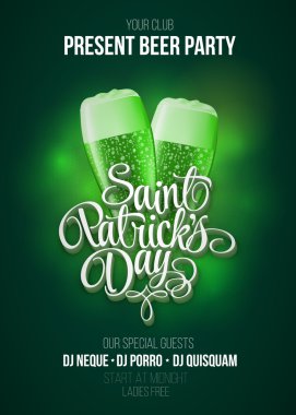 St. Patrick'ın gün poster. Hat işareti ve arka plan kızdırma iki yeşil bira gözlük ile bira partisi yeşil arka plan. Vektör çizim