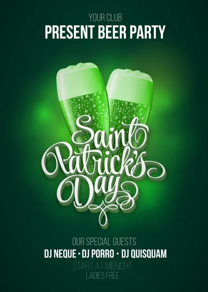 Cartel del Día de San Patricio. Fiesta de la cerveza fondo verde con signo de caligrafía y dos vasos de cerveza verde en el resplandor de fondo. Ilustración vectorial — Vector de stock