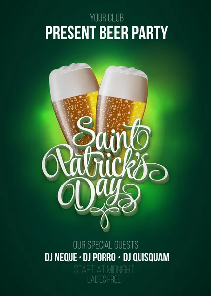 Cartel del Día de San Patricio. Cerveza de fondo verde fiesta con signo de caligrafía y dos vasos de cerveza amarilla. Ilustración vectorial — Vector de stock