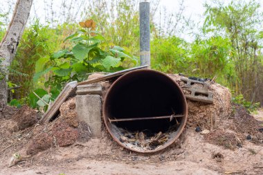 Paslı ızgara ızgara temizleme kirli ızgara ızgara yemek için yaşlı ızgara.