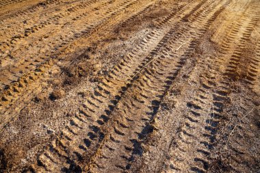Toprakta tekerlek izleri, toprakta tekerlek izleri..