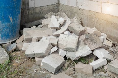  Taş yığını, beton bloklar ve inşaat atığına karşı kum, yıkımdan kalan beton kalıntılar..