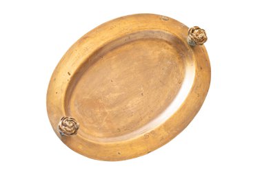 Beyaz arkaplanda yalıtılmış kaidesi olan eski pirinç tepsi.