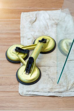 Cam pencereler ve kapı kurulumu için cam vakum bardaklarını kapat.