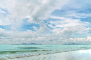 Güneşli bir günde plajın ve tropikal denizin güzel doğal manzarası. Deniz sahili bölgesi