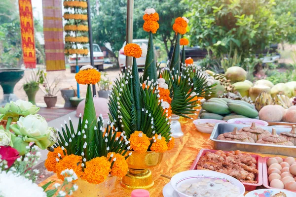 Opfergaben Thailand Umfassen Blumen Weihrauch Kerzen Essen Und Früchte — Stockfoto