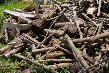 Evi ısıtmak için hazırlanmış odun yığını, kışın ısınmak için toplanmış odun yığını, yığılmış odun yığını ve kış için hazırlanmış odun yığını..