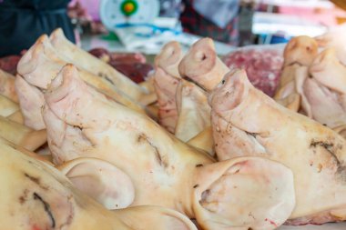 Taze domuz kafası, hayvan kafaları, Asya gıda pazarında satılık taze domuz kafası.