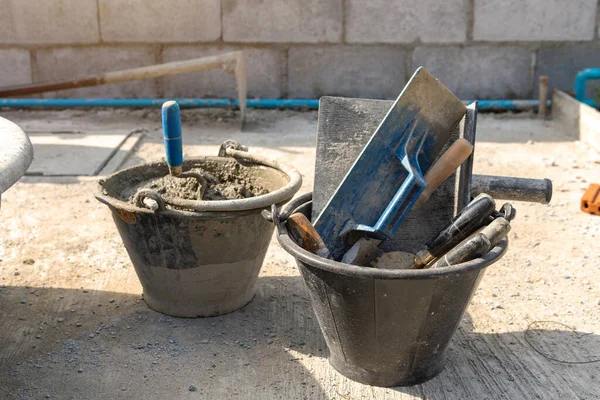 Sekop Kotor Dan Ember Dengan Mortir Lokasi Konstruksi — Stok Foto
