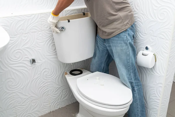 Hombre Trabajador Reparación Con Tanque Inodoro Baño Primer Plano Fotografía —  Fotos de Stock