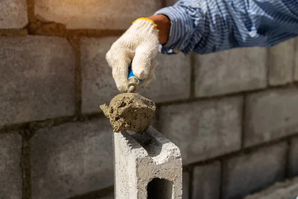 Pekerja Batu Membuat Dinding Beton Dengan Semen Blok Dan Plester — Stok Foto