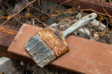 Paslı ve kullanılmış eski boya fırçası, eski paslı boya fırçasının manzarasını kapat 