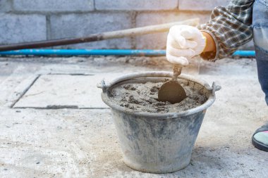 İnşaat alanında sıva malzemesi, inşaat aletleri, beton sıva.