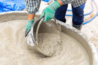 İnşaat alanında sıva malzemesi, inşaat aletleri, beton sıva.