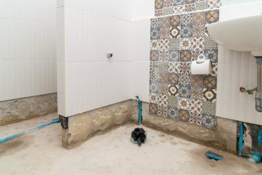 İşçiler eski fayansları kaldırıyor, yıkıyor kaya matkabı, tuvalet tamiri, tadilat, yenileme, yenileme, yenileme, uzatma, restorasyon ve yeniden yapılandırma ile banyo yapıyorlar.