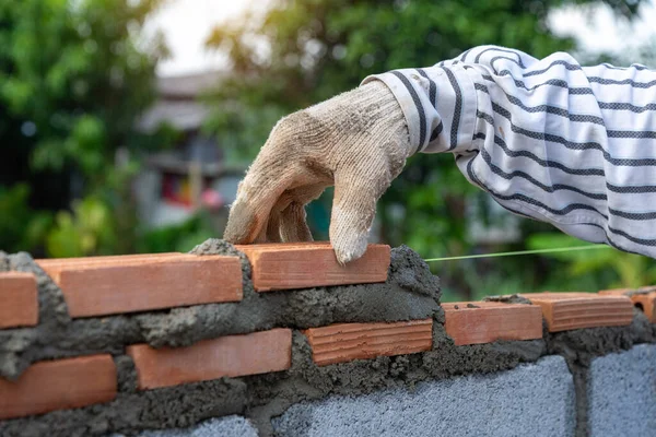 Pekerja Batu Membuat Dinding Beton Dengan Semen Blok Dan Plester — Stok Foto