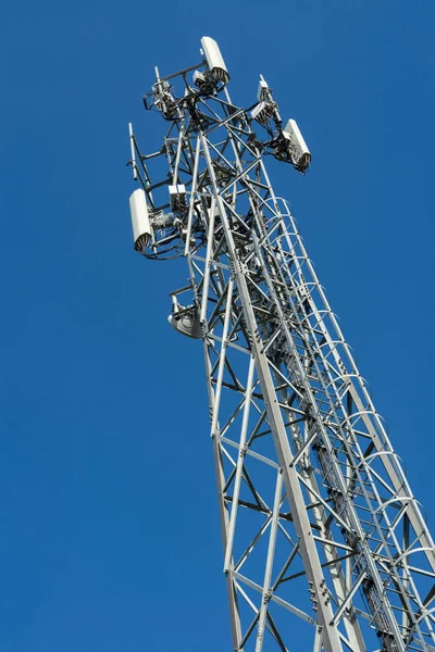 Antenntorn För Kommunikation Blå Himmel Mobiltelefon Antenn Torn — Stockfoto