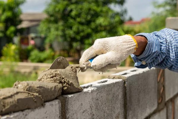 Pekerja Batu Membuat Dinding Beton Dengan Semen Blok Dan Plester — Stok Foto
