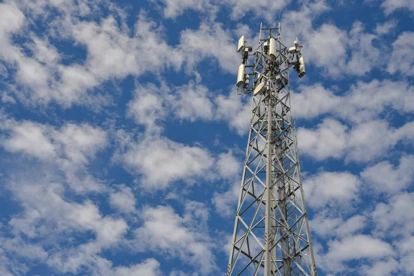 Κεραία Tower Communication Μπλε Ουρανό Και Σύννεφα Κεραία Κινητής Τηλεφωνίας — Φωτογραφία Αρχείου