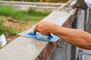 İnşaat alanında sıva malzemesi, inşaat aletleri, beton sıva.