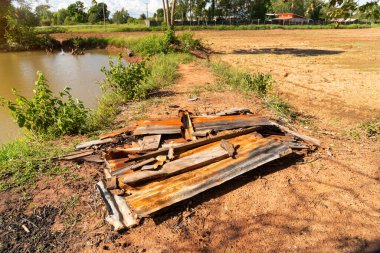 Eski harap çinko yerde yatıyordu, açık havada..