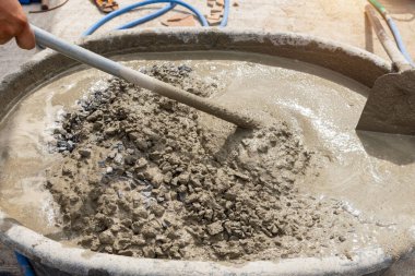 İnşaat alanında sıva malzemesi, inşaat aletleri, beton sıva.