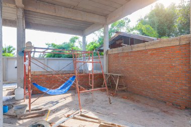 Ev inşa ediliyor. İç çimento kaplama ve tuğla duvarlar. İnşaat ve yenileme. İnşaat alanının altında.