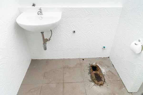 Παλιά Βάση Τουαλέτας Κατεδαφίσει Παλιά Πλακάκια Ένα Μπάνιο Κομπρεσέρ Επισκευή — Φωτογραφία Αρχείου