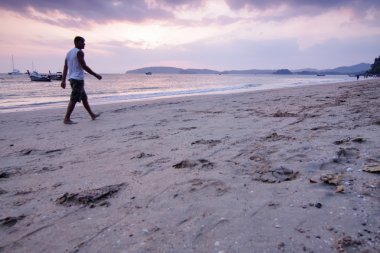 günbatımı için yürüyen adam