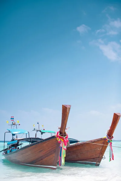 beyaz kum ile Tayland uzun tekne