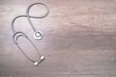 Beyaz arka planda gri stetoskop