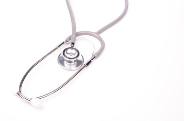 Beyaz arka planda gri stetoskop