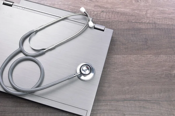 Beyaz arka planda gri stetoskop