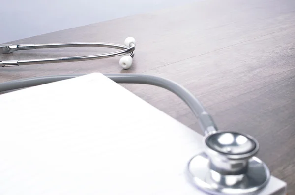Beyaz arka planda gri stetoskop