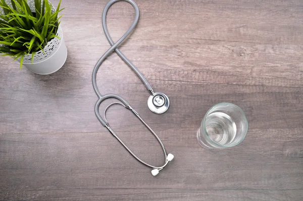 Beyaz arka planda gri stetoskop