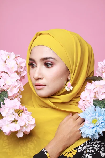 Modelo muslimah en vestido de moda —  Fotos de Stock