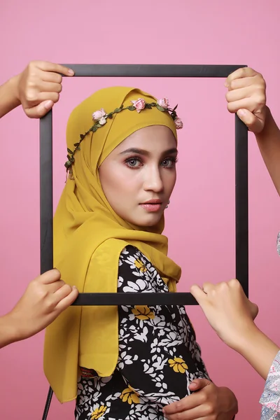 Modelo muslimah en vestido de moda —  Fotos de Stock