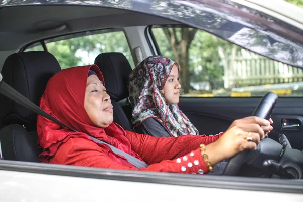 Mujeres musulmanas en un coche —  Fotos de Stock