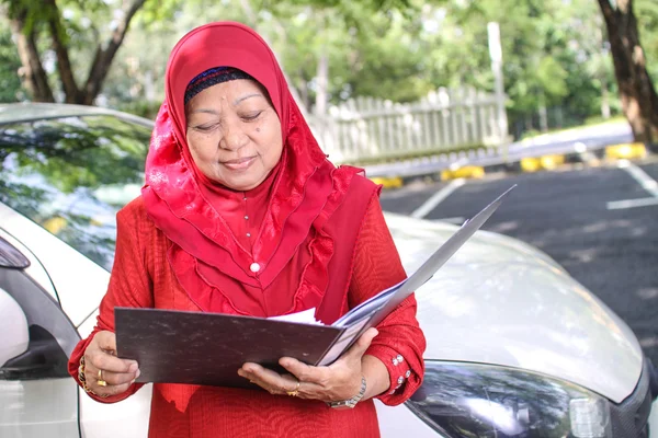 Mujer musulmana sosteniendo un archivo —  Fotos de Stock
