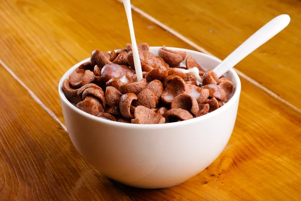 bir kase ve millk çikolata cerials