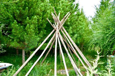 Moğolistan 'da eski kulübeler inşa etme süreci