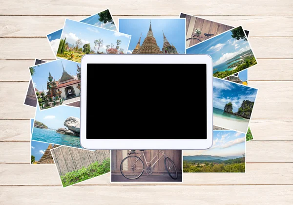 Tablet-Computer auf Reisebildern — Stockfoto