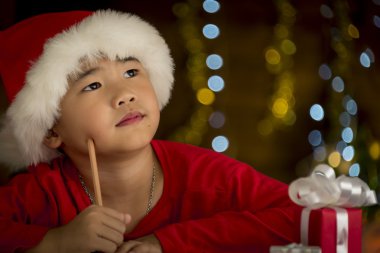 Çocuklar Noel Baba'ya mektup yazıyorlar. - Noel günü kavramı. Yumuşak odaklama.