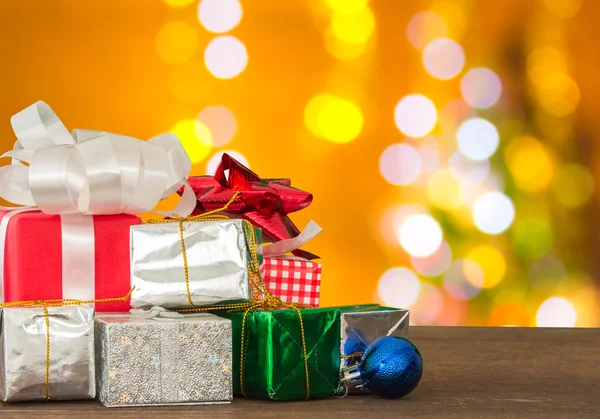 Подарункові коробки, розміщені навколо Різдва — стокове фото